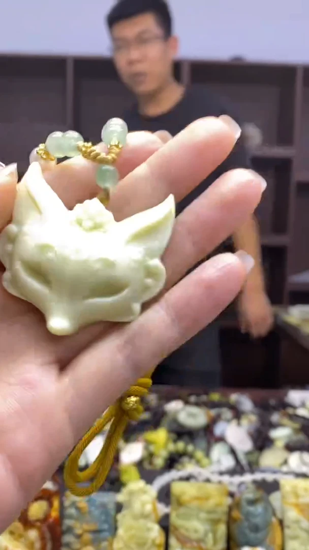 未镶嵌岫玉挂件