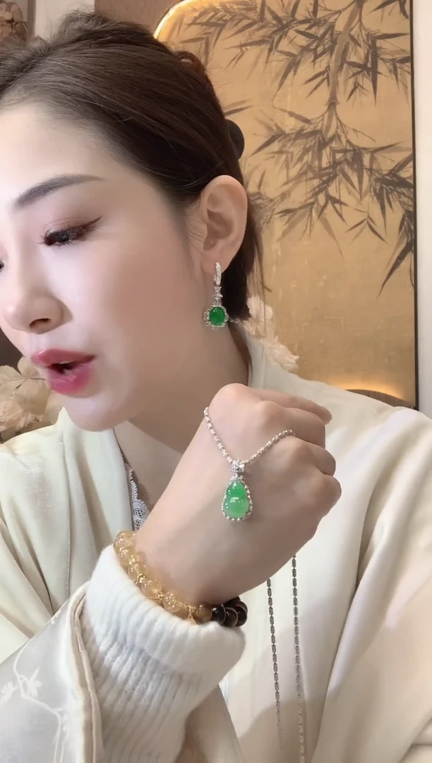 【闪购商品】翡翠吊坠(不含链)18K金镶嵌A52