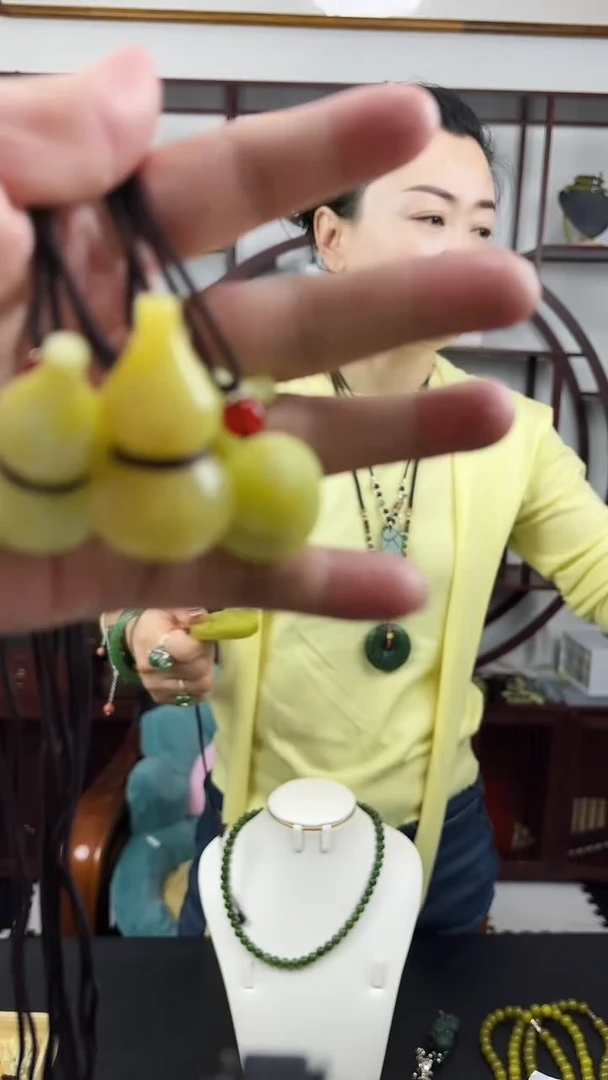 未镶嵌岫玉颈饰1