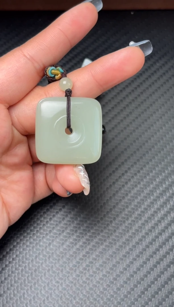 吊坠(赠链)未镶嵌和田玉且末微色差近矿吊坠K