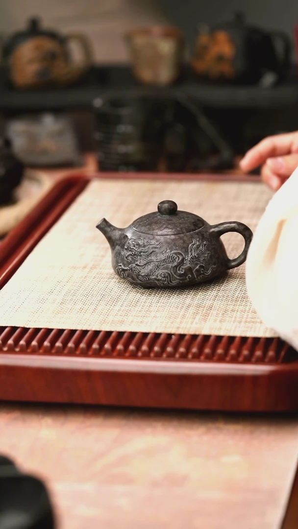 庄惠东老师作品冰碛岩重工雕刻双龙石瓢壶