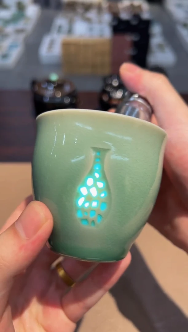 124窑承龙泉青瓷华玲珑杯