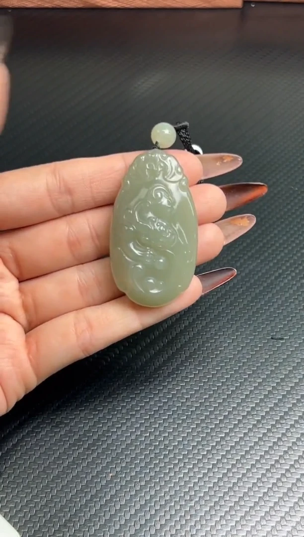 吊坠(赠链)未镶嵌和田玉且末近矿微色差吊坠k