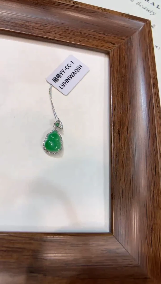 颈饰18K金镶嵌翡翠葫芦
