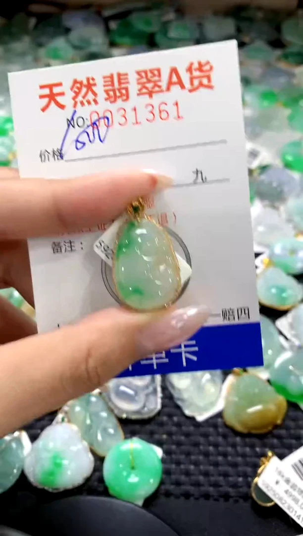 颈饰18K金镶嵌翡翠1111111111111111