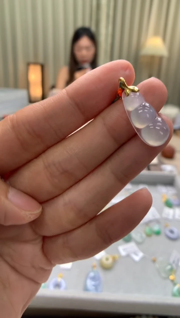 翡翠18K金镶嵌颈饰福豆