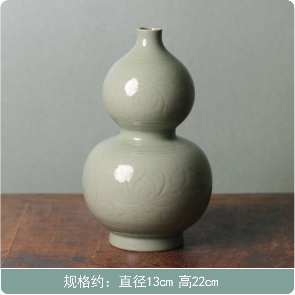 緾枝荷花纹葫芦瓶 高：22cm 直径13cm