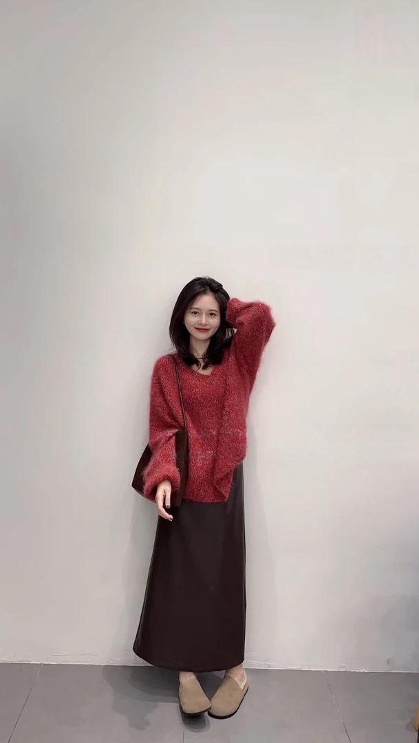 2025秋季新款慵懒复古车厘子红色浣熊绒v领毛衣针织衫百搭半身裙