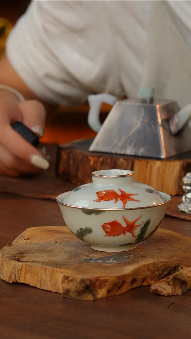 包银鱼藻扁盖碗.