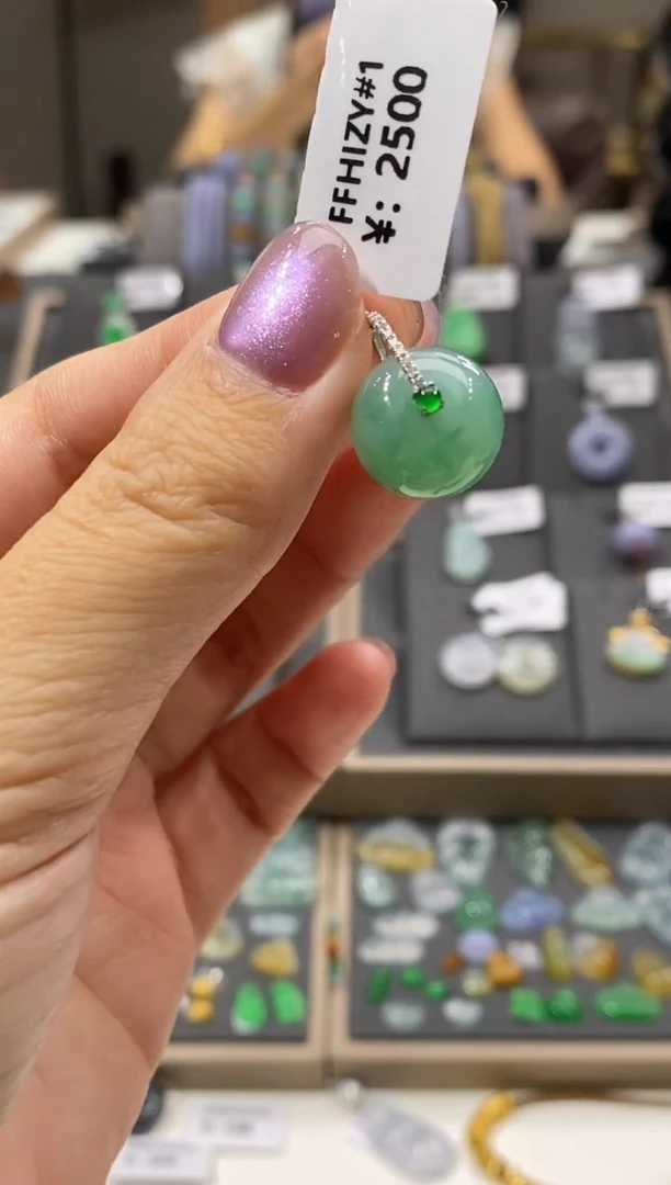 颈饰18K金镶嵌翡翠平安扣