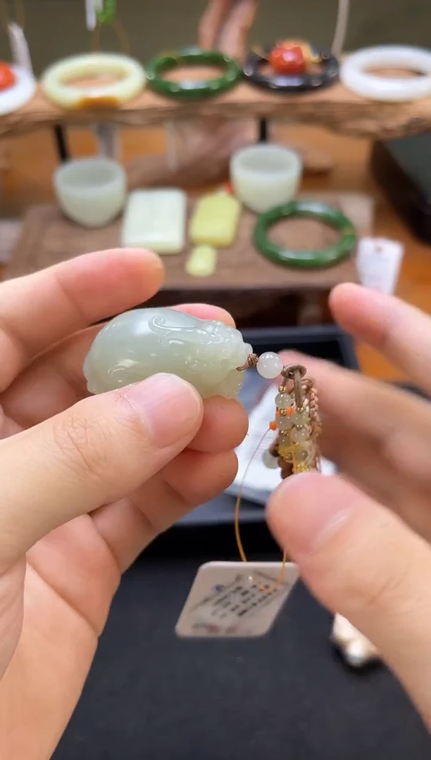 吊坠(不含链)未镶嵌和田玉且末青白 貔貅