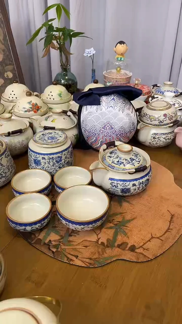 其他青花手抓壶一壶三小杯一个主人杯刺绣包加一个茶叶罐