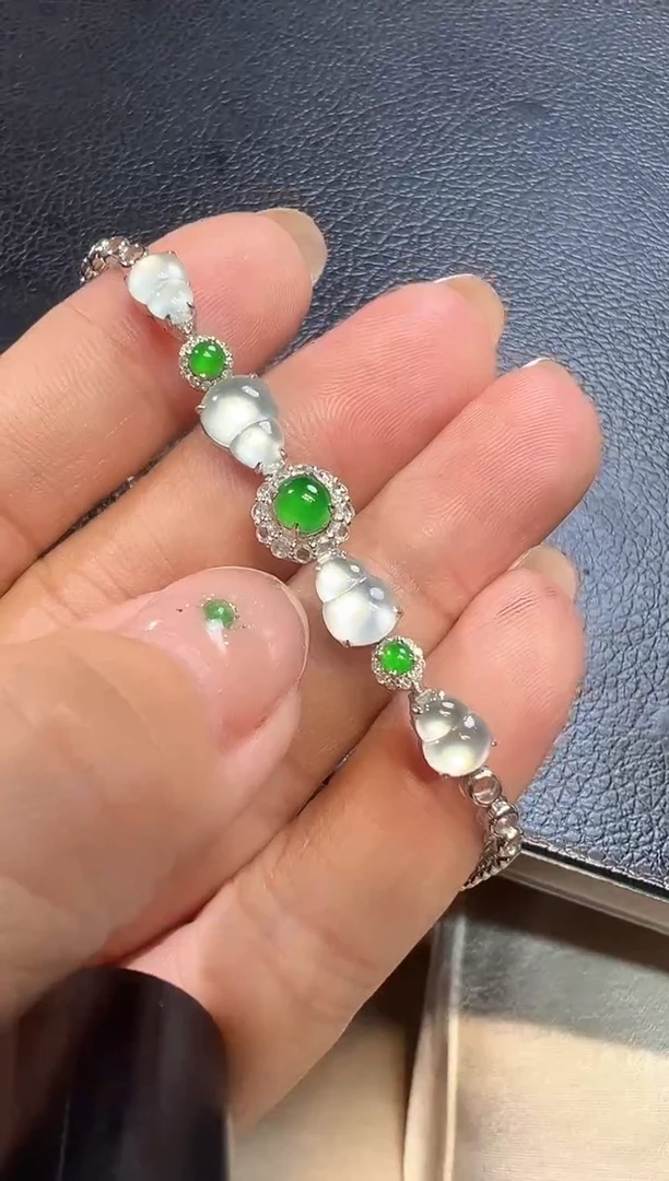 18K金镶嵌手链翡翠葫芦