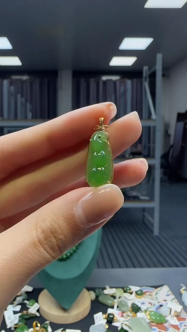 18K金镶嵌和田玉挂件1