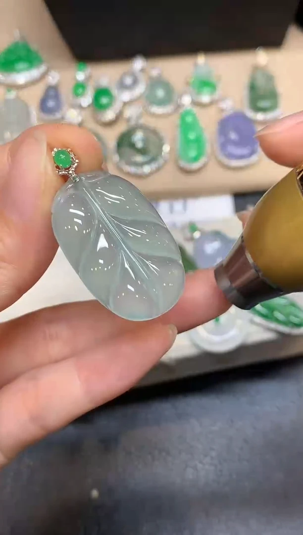 颈饰18K金镶嵌翡翠树叶【无服务费