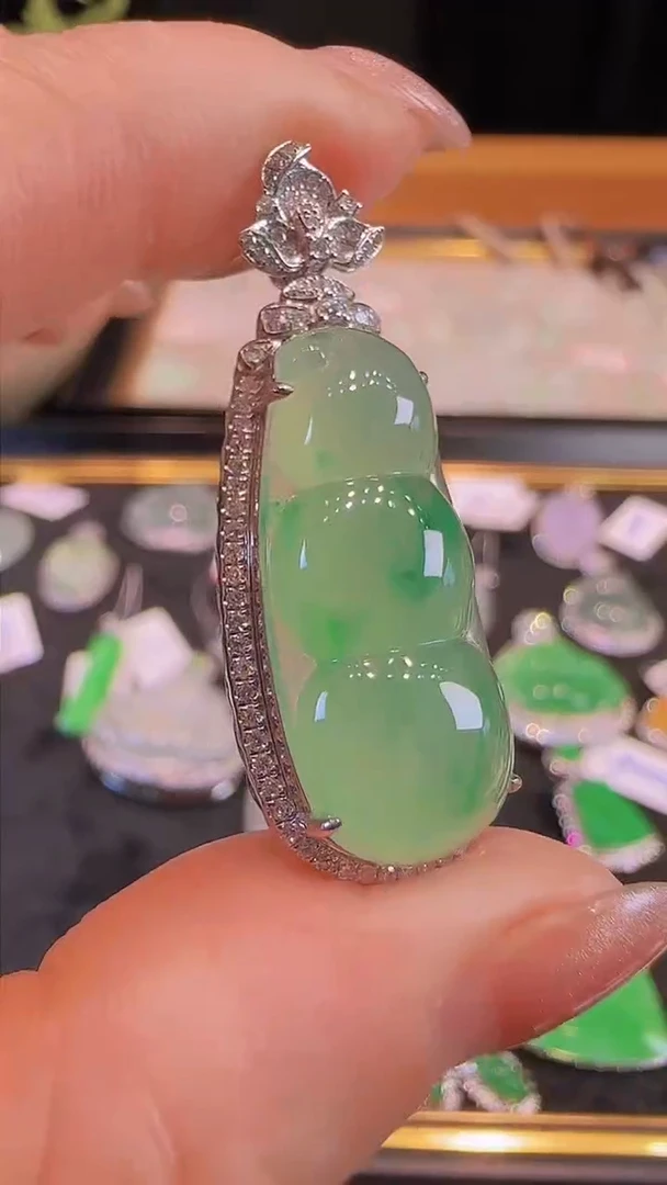 【闪购商品】翡翠吊坠(不含链)18K金镶嵌天然缅甸A货翡翠冰绿花福豆