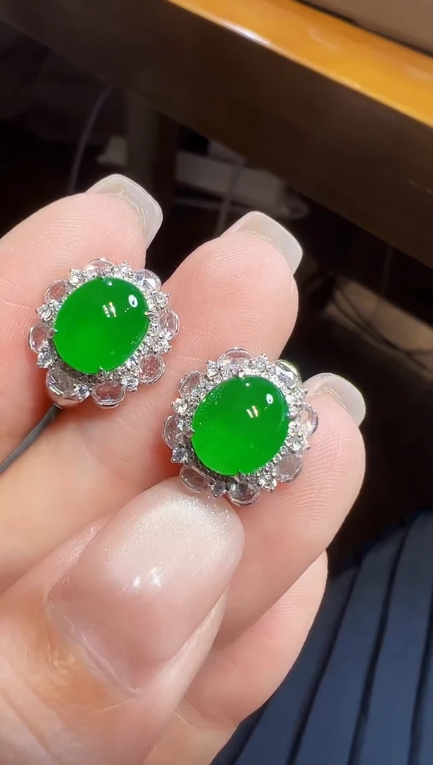 18K金镶嵌翡翠耳饰蛋面