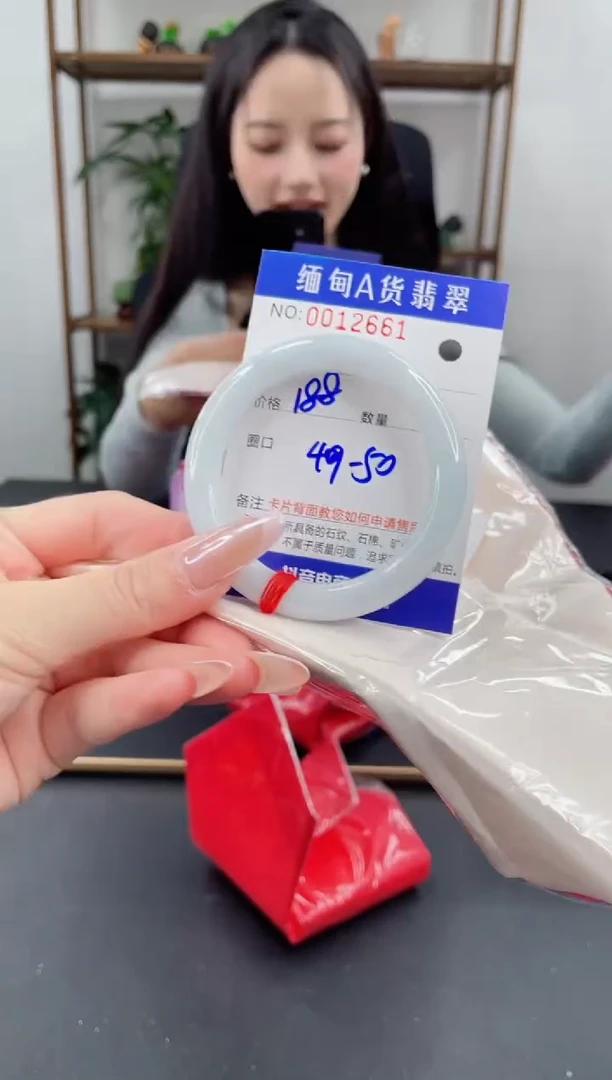 未镶嵌手镯翡翠吃**吗1