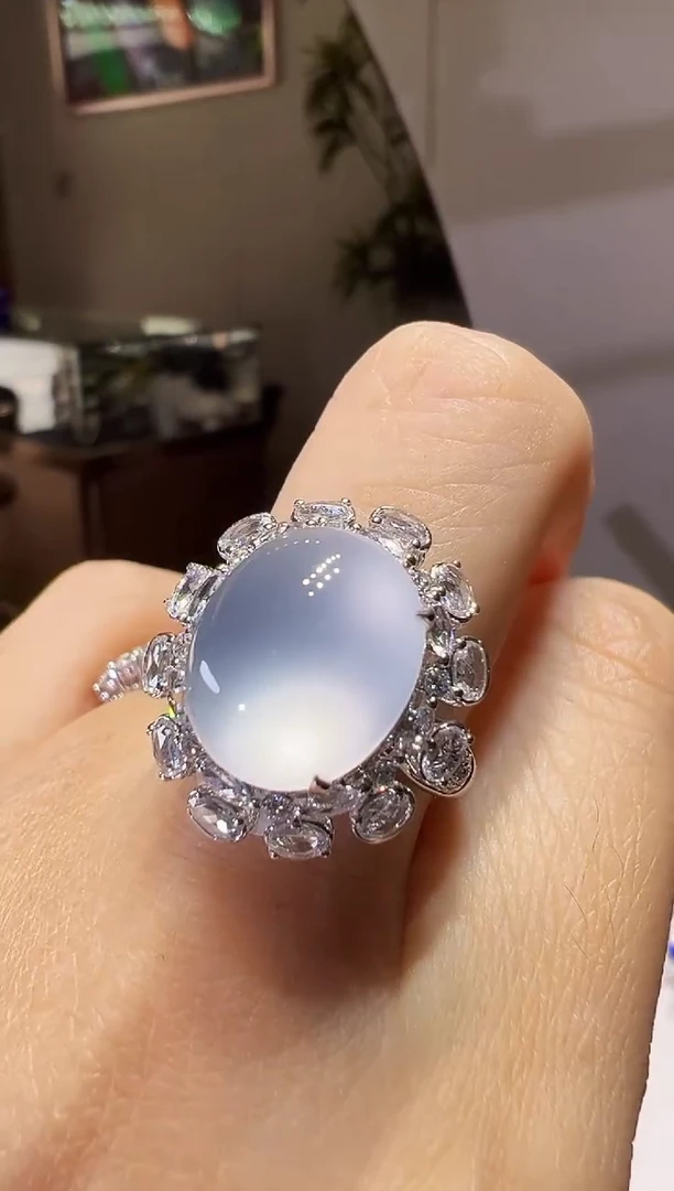 18K金镶嵌戒指翡翠蛋面