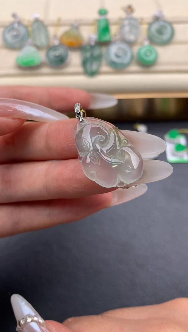 翡翠18K金镶嵌颈饰F311