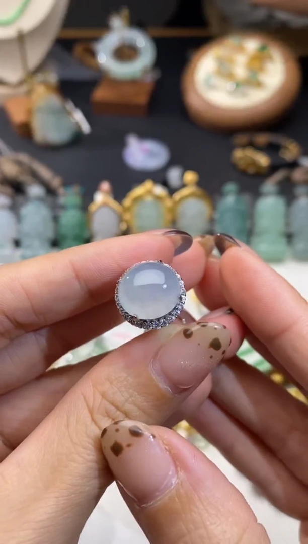 颈饰未镶嵌翡翠戒指