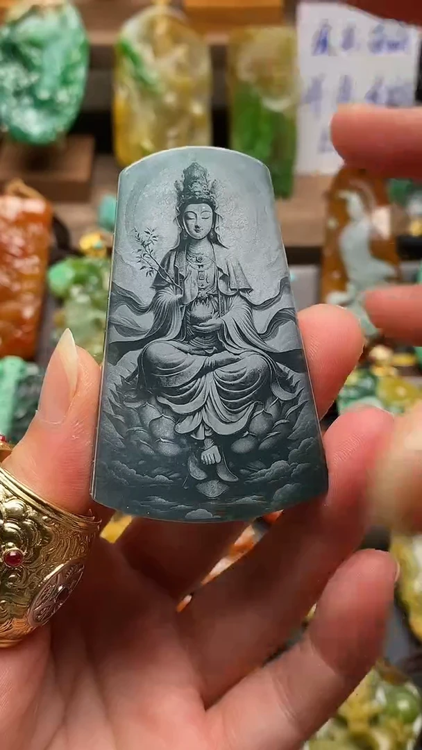 翡翠未镶嵌颈饰影雕自在观音