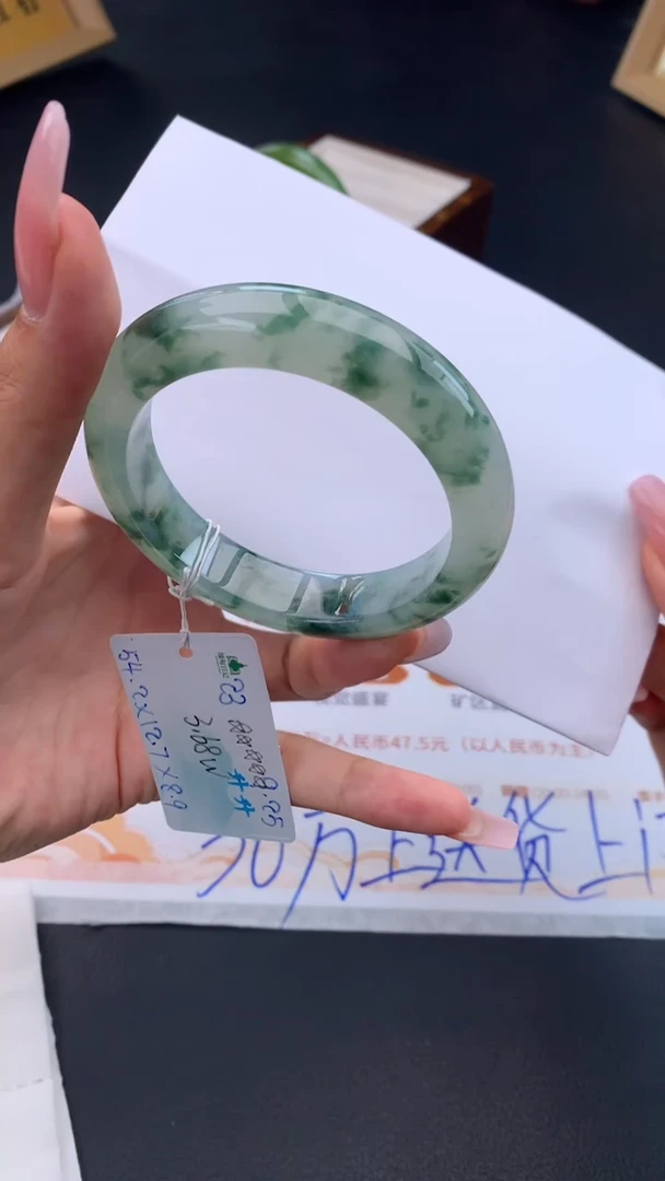未镶嵌手镯翡翠自带#送人#，联系客服核对地址~