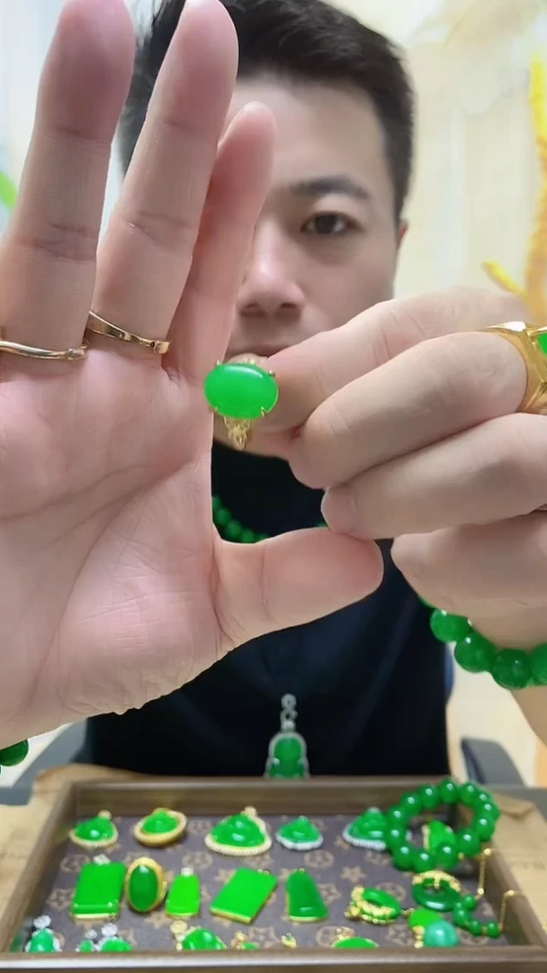 14K金镶嵌戒指翡翠翡翠戒指