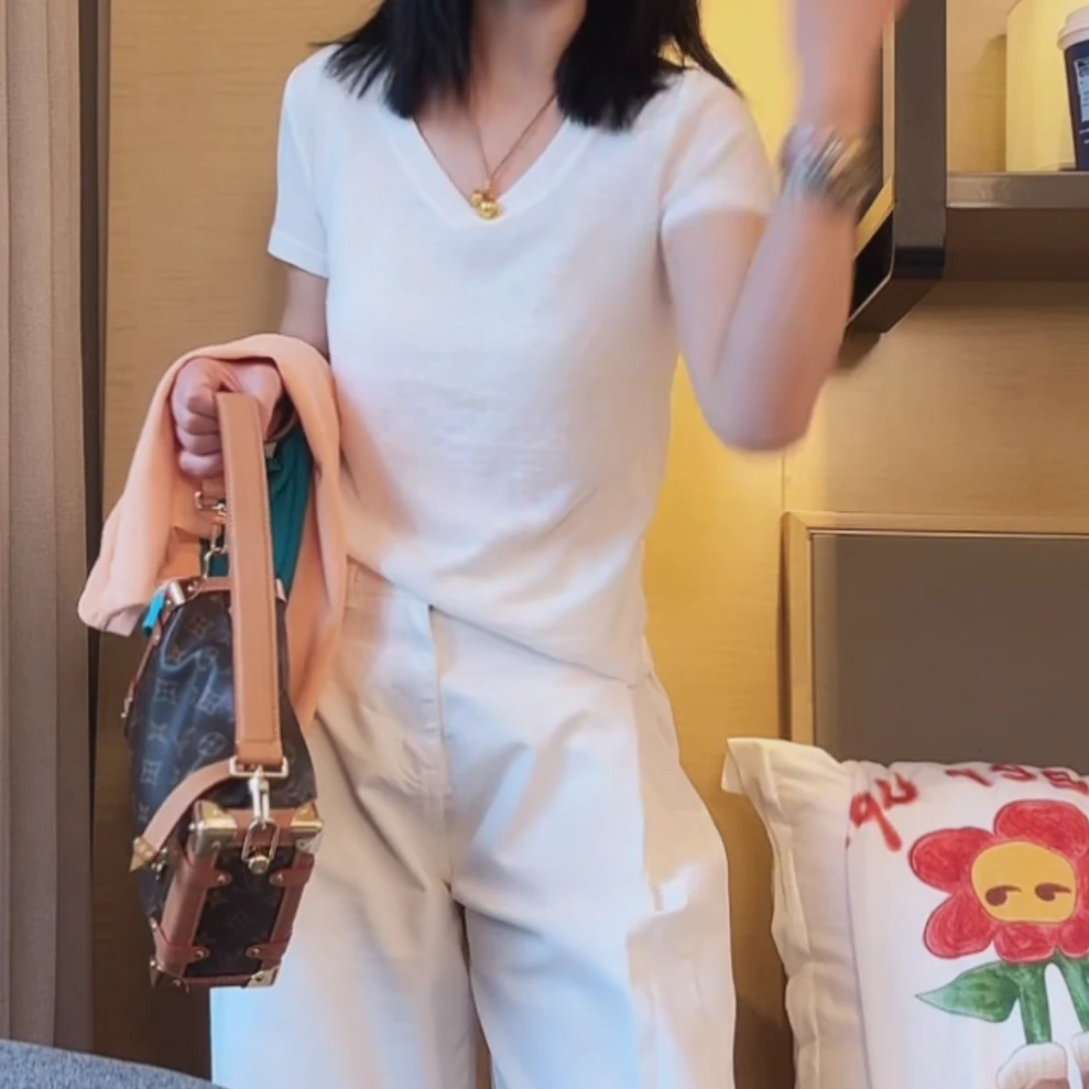 纯色多巴胺V领百搭时尚潮流短袖T恤女2025年夏季新款修身显瘦上衣