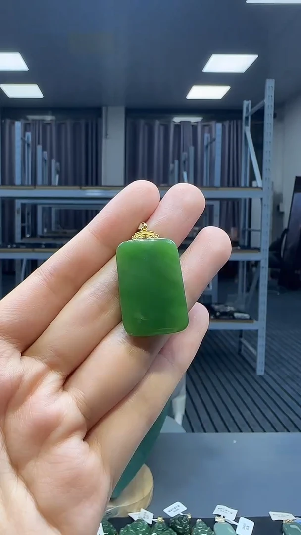 18K金镶嵌和田玉挂件1