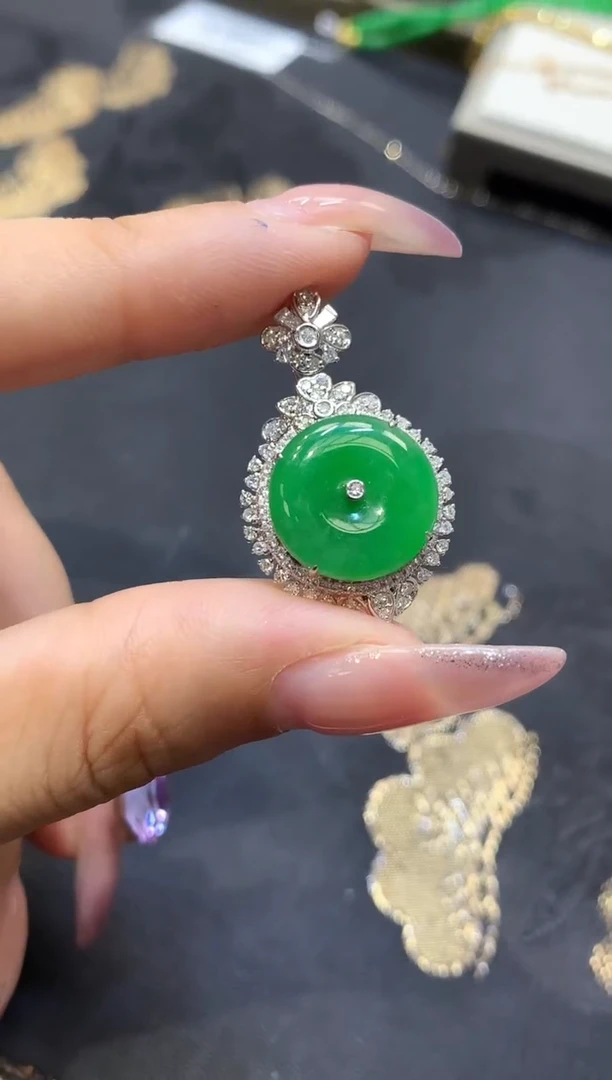 18K金镶嵌挂件翡翠扣子