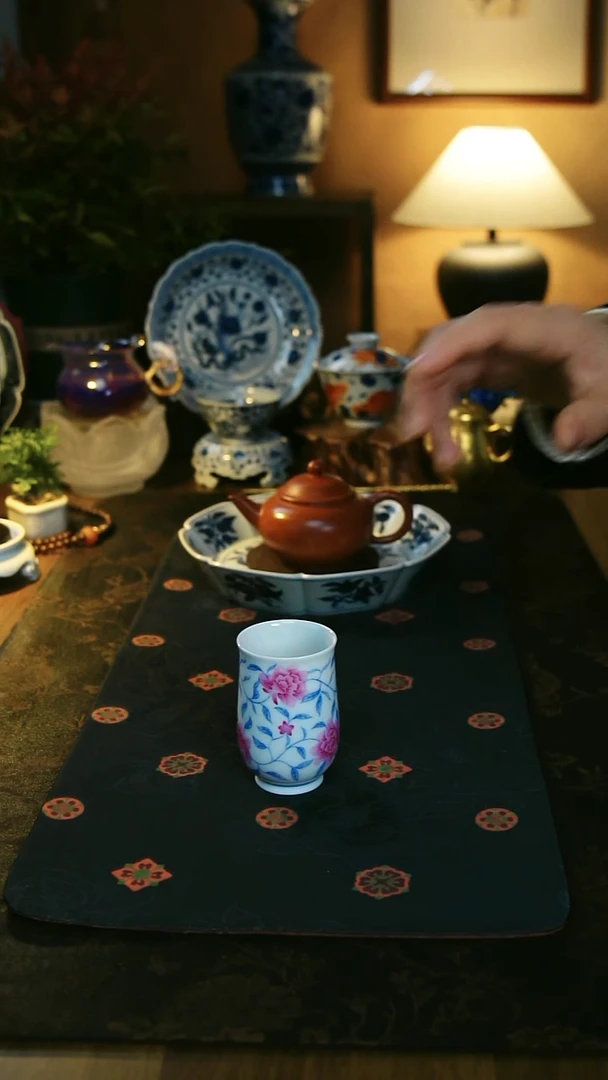 斗彩缠枝牡丹闻香杯