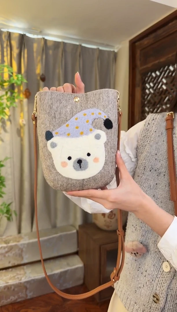 羊毛非遗羊毛毡包 手机包灰小熊