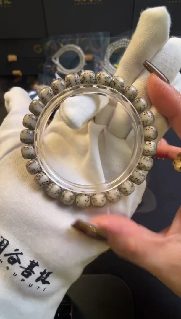 手串星月菩提9*8正月瓷白冰一线天