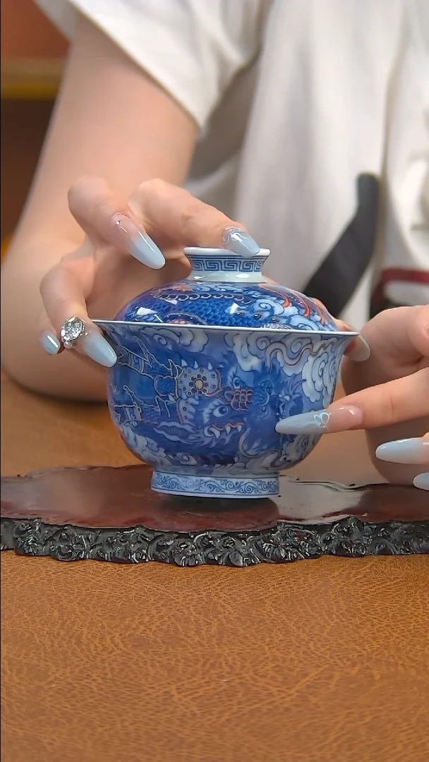 景德镇手工青花釉里红描金铠甲龙盖碗