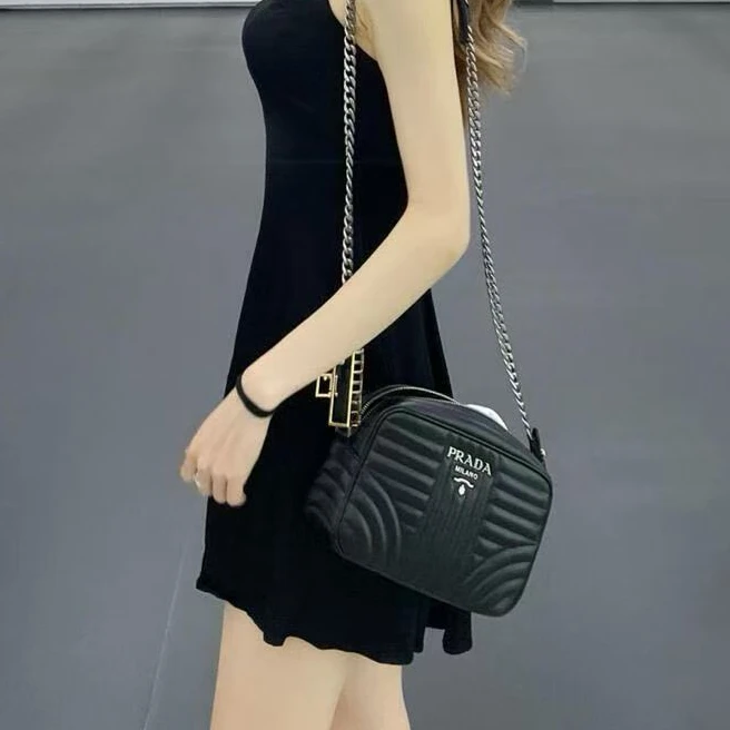 95新 Prada/普拉达 坤球奢选 普拉达黑银相机包