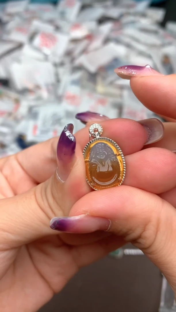 18K金镶嵌挂件翡翠—