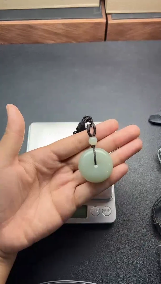 吊坠(赠链)未镶嵌和田玉且末微色差近矿平安扣