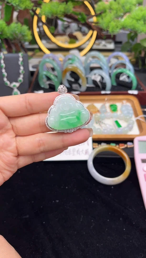 颈饰18K金镶嵌翡翠吊坠