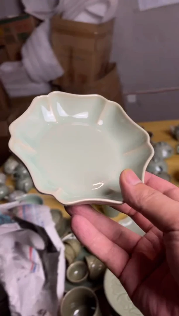 【闪购商品】瓷二级鼓包瑕疵天青小小花口盘1个