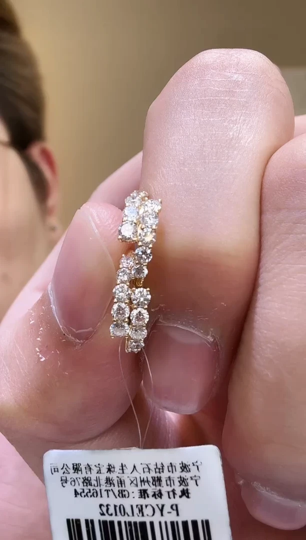 18K金镶嵌实验室培育钻石耳饰抱抱耳圈k黄