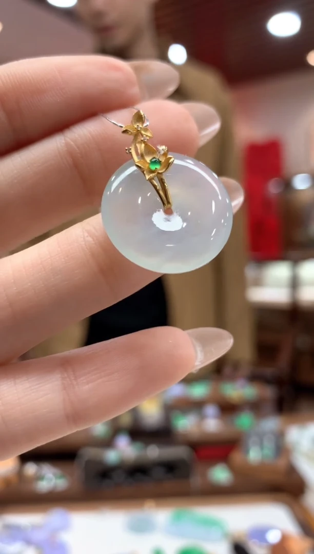 【闪购商品】翡翠吊坠(不含链)18K金镶嵌平安扣