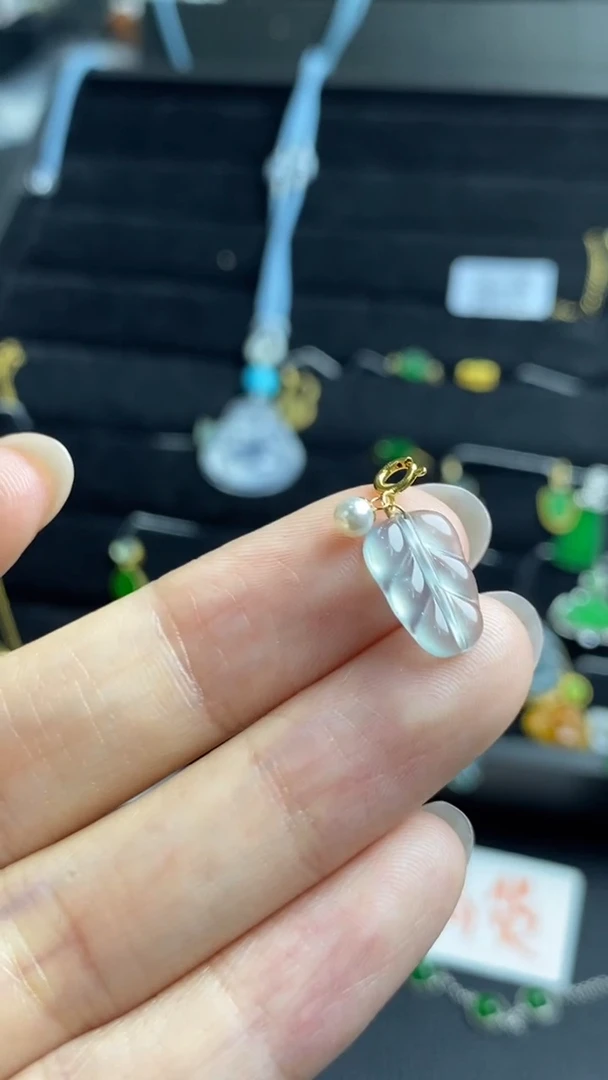 翡翠18K金镶嵌颈饰吊坠