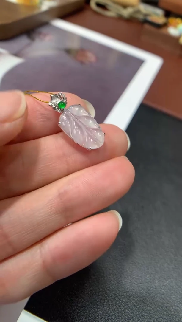 翡翠18K金镶嵌颈饰叶子