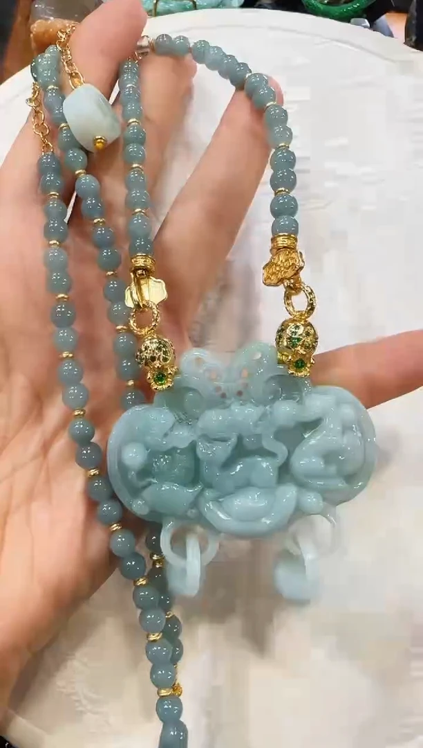 翡翠未镶嵌颈饰国风