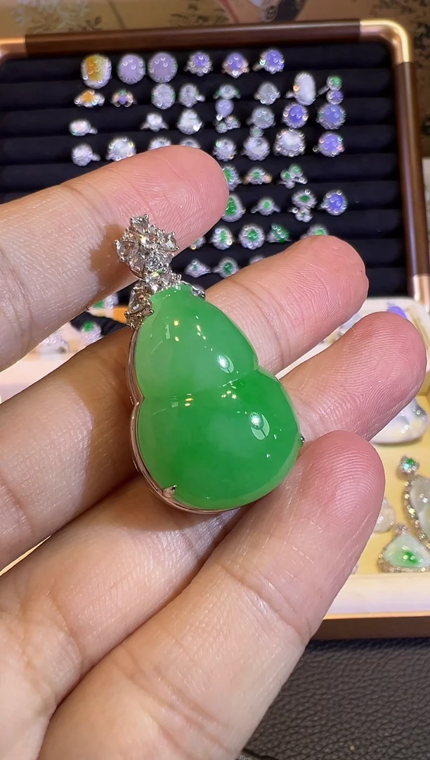 【闪购商品】翡翠吊坠(赠链)18K金镶嵌金丝阳绿胖葫芦吊坠