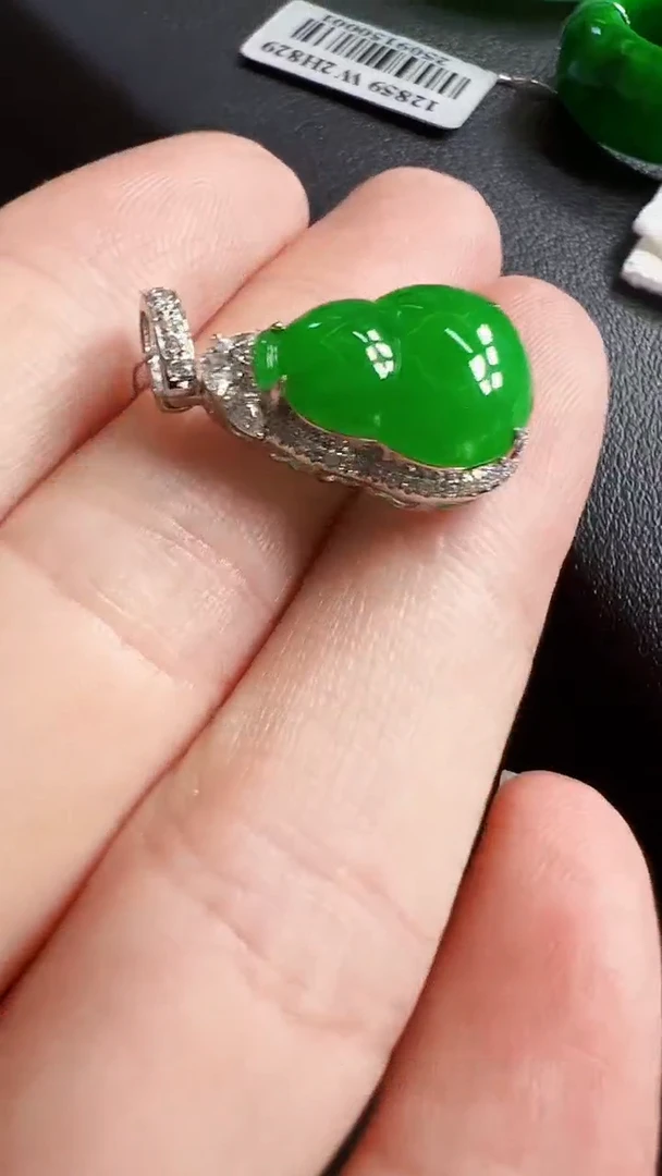 颈饰18K金镶嵌翡翠葫芦