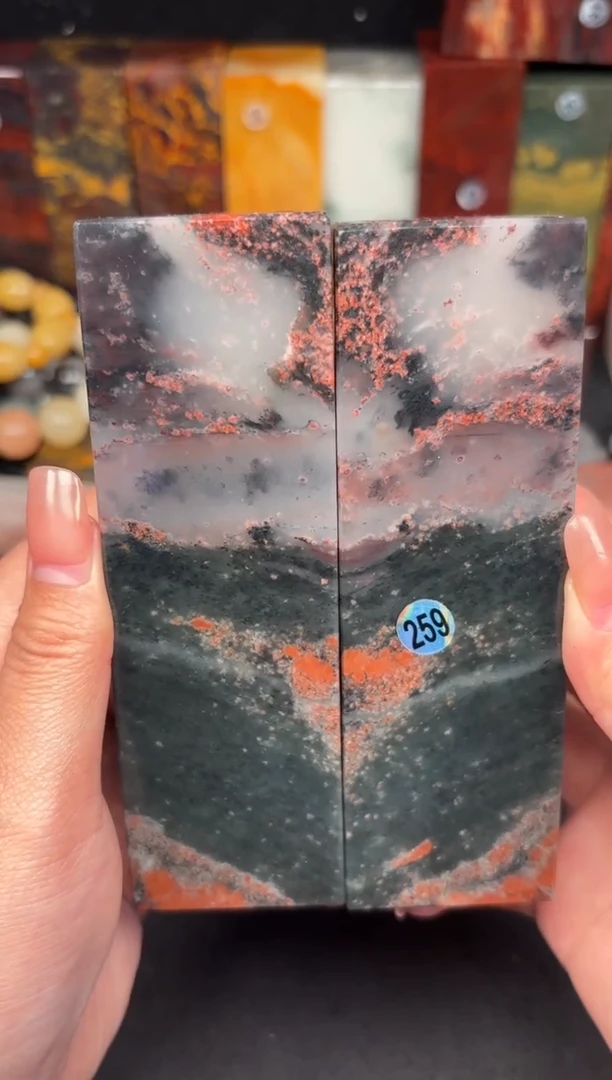 玉桂林鸡血玉摆件 编号：259