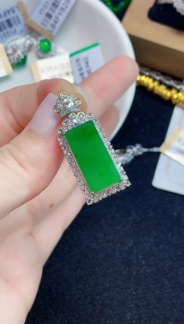 吊坠(不含链)18K金镶嵌翡翠多样性发其一