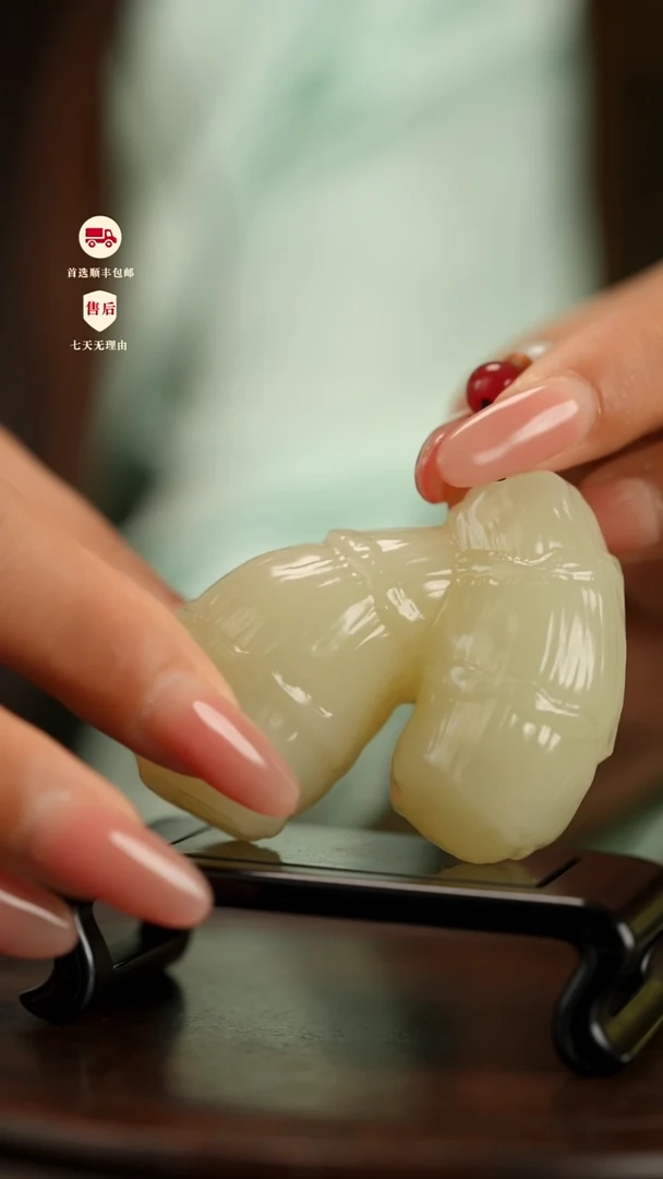 云南石竹叶青雕刻：手握江山把件摆件